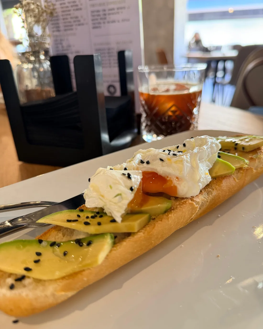 Tostada con aguacate y huevo poché