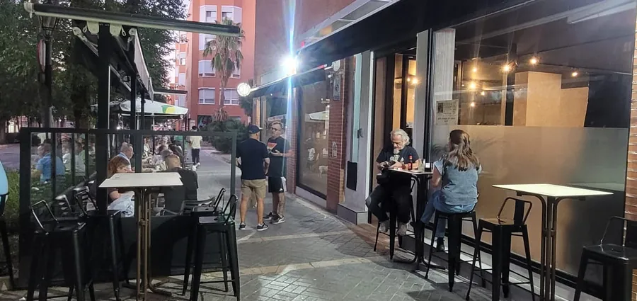 La fachada y la terraza de noche